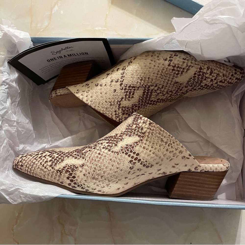 8 M Beige Snake-Print Pointed Toe Mules, leather. Seychelles.